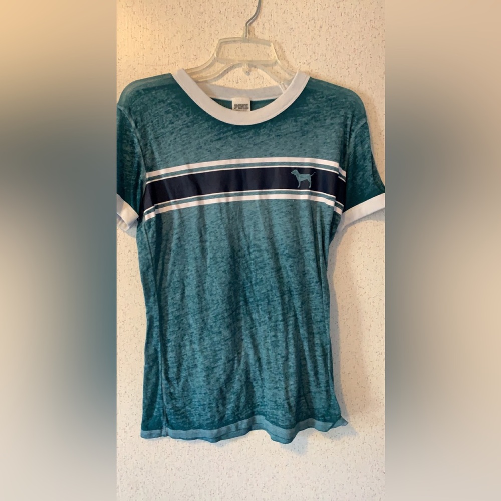 Smoke free pet free. Zero stains worn a few times very comfortable.